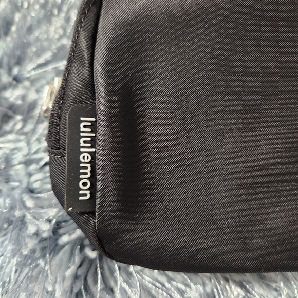 Lululemon Black and White Everywhere Belt Bag 1L - Picture 7 of 11